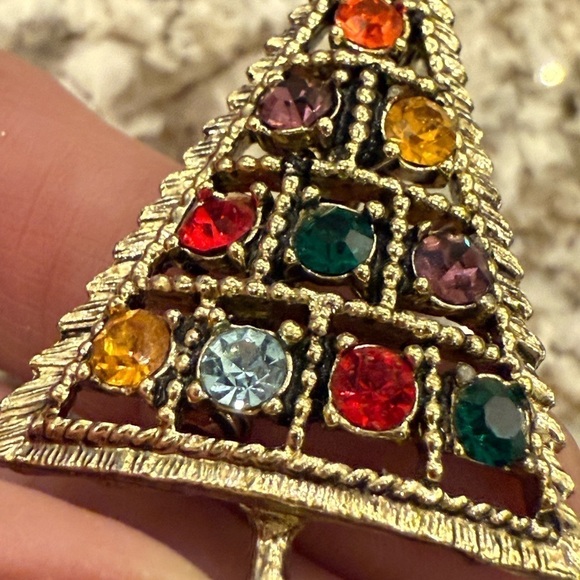 Vintage quality Christmas tree brooch adorned in shimmery stones - Picture 7 of 11